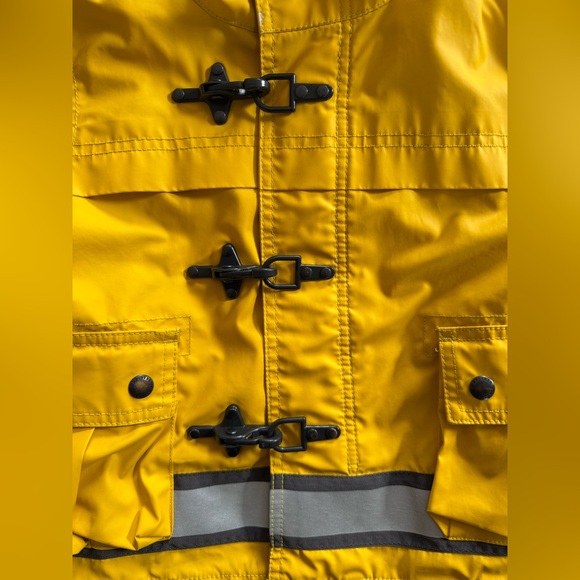 BabyGAP Rain Jacket with Toggles (2T) - Picture 3 of 8